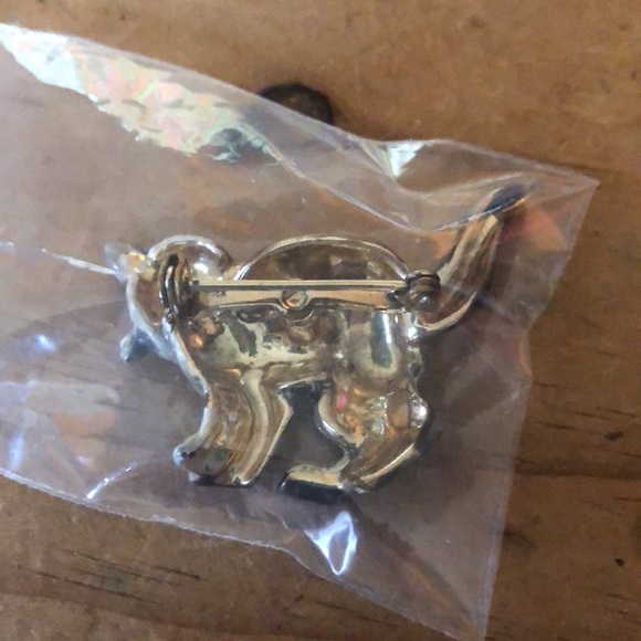 Gold and Gray Cat Brooch with Detailed Craftsmanship - Picture 2 of 3